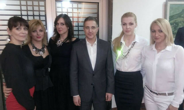 ШПИЈУНКА: Частио даме